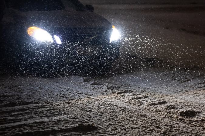 Įspėja vairuotojus: naktį eismo sąlygas vietomis sunkins plikledis ir rūkas