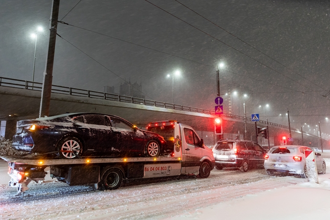 Įspėja vairuotojus: geriau niekur nevažiuokite, eismo sąlygos – katastrofiškos