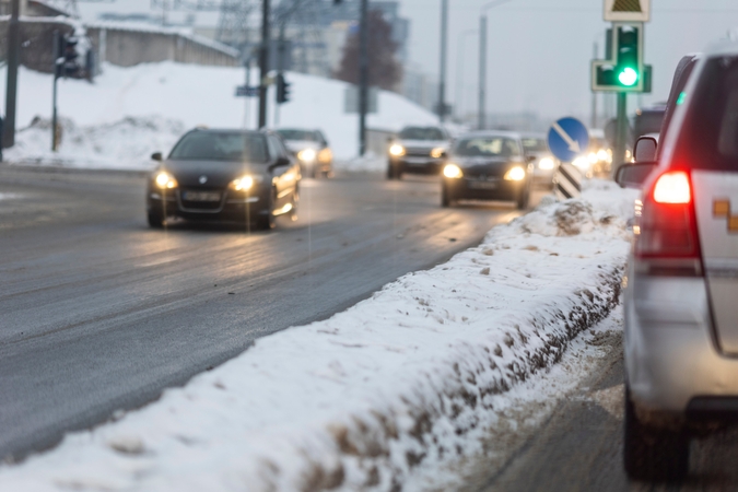 Keliuose yra slidžių ruožų, naktį eismo sąlygas sunkins plikledis