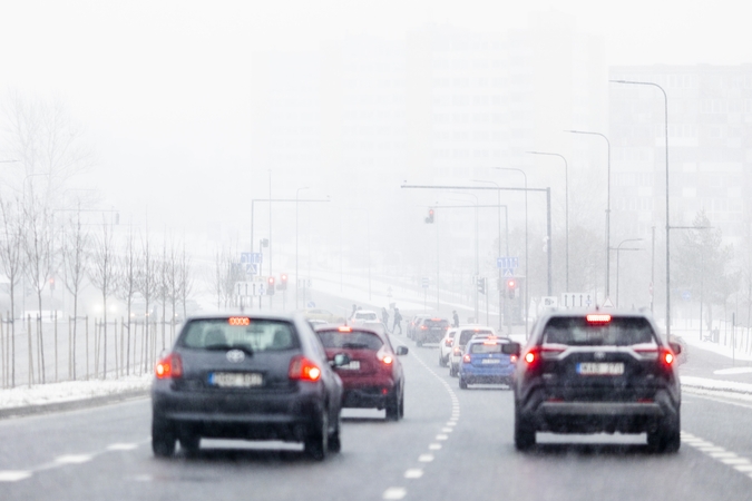 Įspėja vairuotojus: keliuose yra slidžių ruožų, naktį – snygis ir plikledis