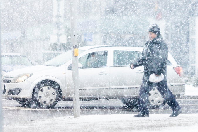 Įspėja vairuotojus: naktį eismo sąlygas sunkins snygis ir plikledis