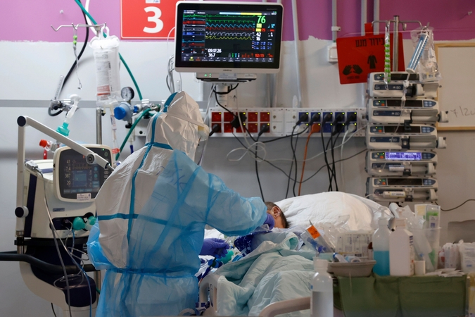 Su COVID-19 kovoję medikai už gegužę vėl gaus didesnes algas