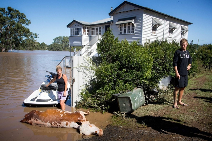 Australijoje vis kylant potvyniams žuvo du žmonės, o dar keturi dingo