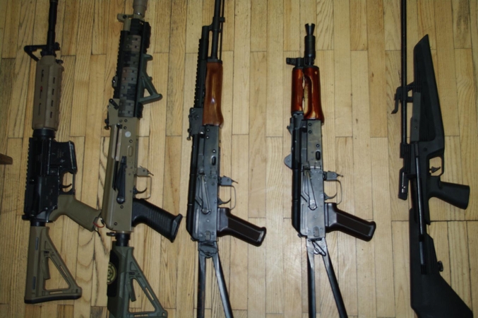Narkotikų prekeiviai slėpė ginklus ir sovietinę simboliką