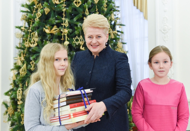 Prezidentė padovanojo knygų užsienyje veikiančių lietuviškų mokyklų mokiniams