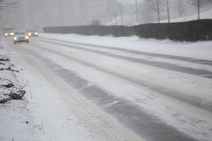 Kelininkai: dieną vietomis eismo sąlygas Lietuvoje sunkins pustymas