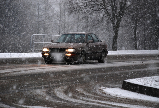 Įspėja: dieną eismo sąlygas vietomis sunkins snygis ir šlapdriba
