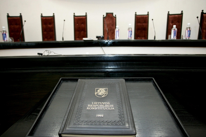 Konstitucinis Teismas aiškinsis dėl privilegijų į valstybės tarnybą