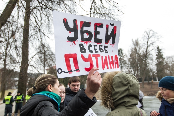 Plakatai prie Rusijos ambasados Vilniuje: „Nužudyk savy V. Putiną“