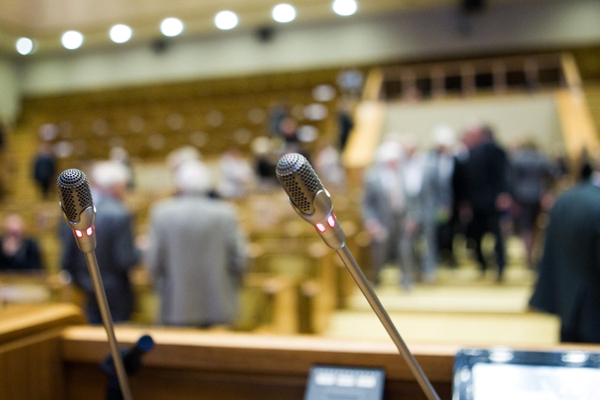 Apie politikams daromą įtaką praneša mažiau nei pusė nevyriausybininkų