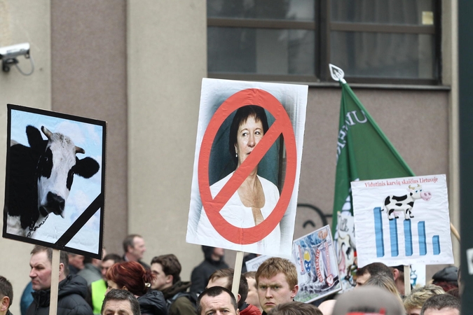 Seimo pirmininkė piketuojantiems ūkininkams pažadų nedalino
