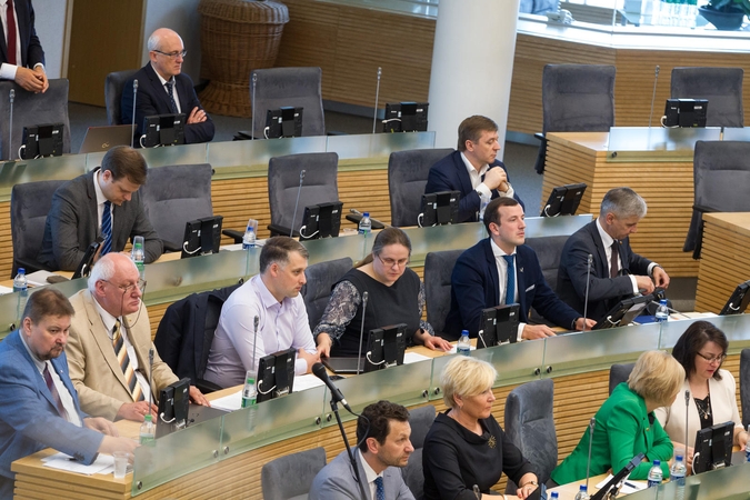 Seimo narių padėjėjų algos „į rankas“ augs daugiau kaip šimtu eurų