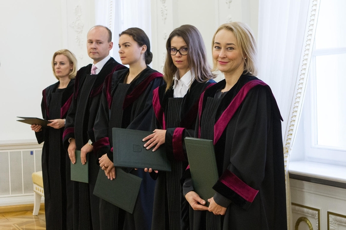 Prisiekė penki nauji apylinkių teismų teisėjai