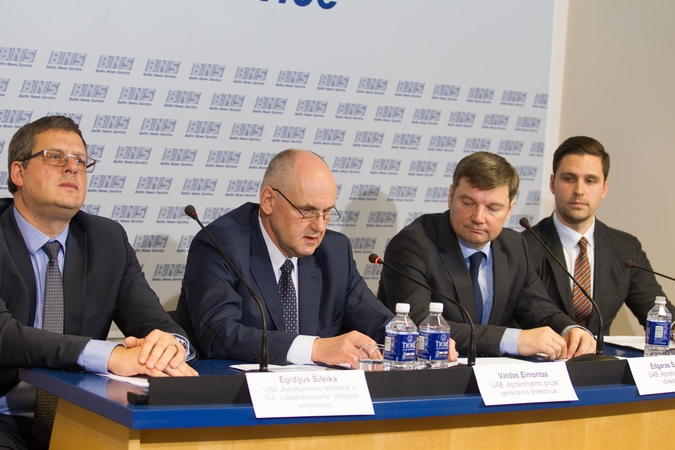 „Agrokoncernas“ paaiškino, kaip perima įsiskolinusių ūkininkų žemę