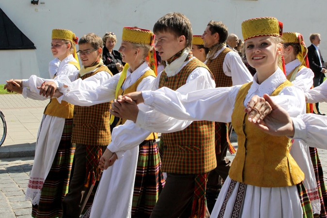 Šokių ansamblis „Šviesa“ kviečia į tradicinį pavasario koncertą