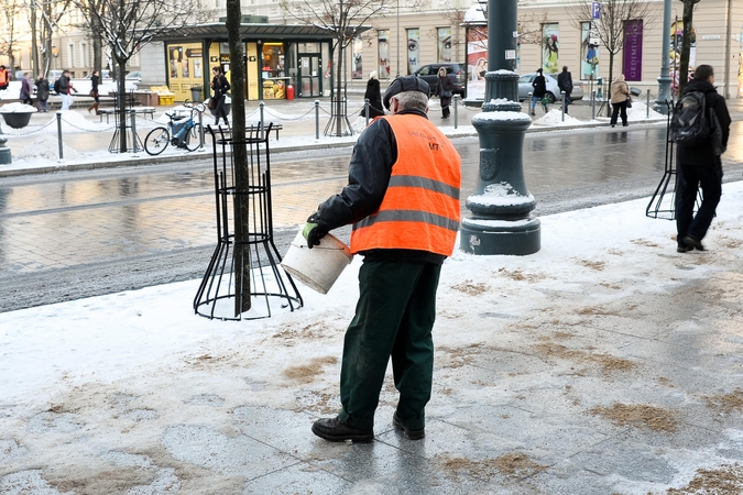 Keliuose yra slidžių ruožų, dieną galimas plikledis