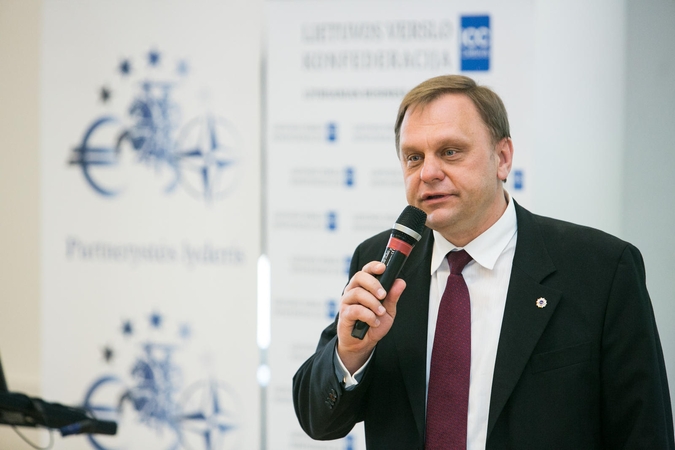 Susigriebta, kad dovanos nevyriausybininkams brangiai kainuoja valstybei