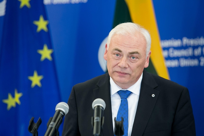 Ministras atsiprašė dėl užgesinto laužo, bet pareigūnų elgesio nevertino