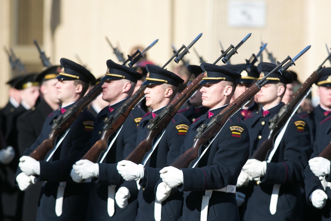 Seimas ėmėsi pataisų, kurios leistų aukoti kariuomenei