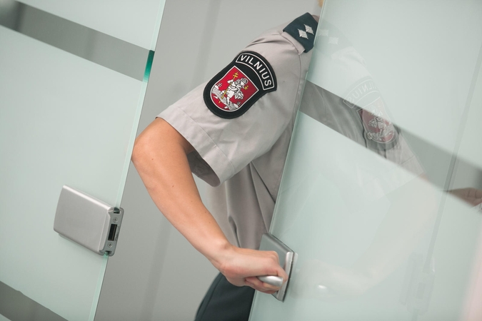 VRK iš kandidatų į sostinės savivaldą išbraukė policijos pareigūną