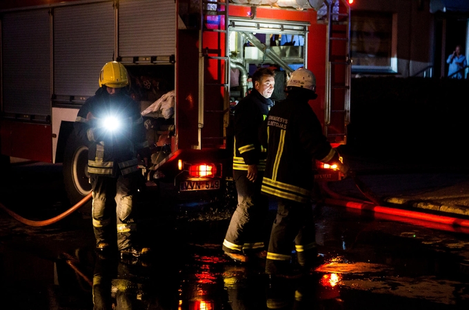 Ugniagesiai gelbėti moterį iš dūmų kopė per balkoną