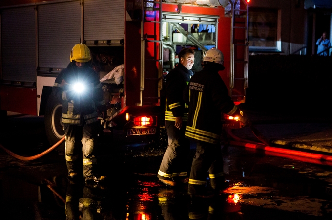 Naktį Klaipėdoje atvira liepsna degė butas: evakuoti gyventojai
