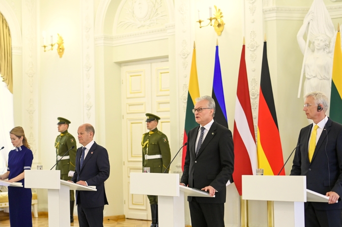 Vokietijos kancleris atmeta kritiką dėl delsimo Ukrainai siųsti sunkiuosius ginklus