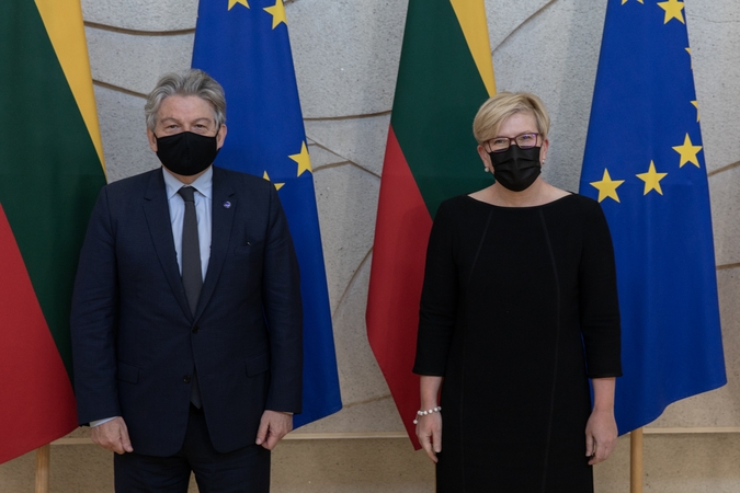 Eurokomisaras neabejoja: Lietuvos įmonės gali gaminti COVID-19 vakcinas