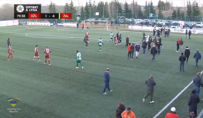 Telšiuose teko nutraukti futbolo rungtynes: kilo sirgalių muštynės