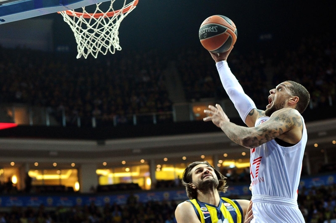 L. Kleiza pirmosiose Italijos krepšinio pirmenybių rungtynėse pelnė 13 taškų