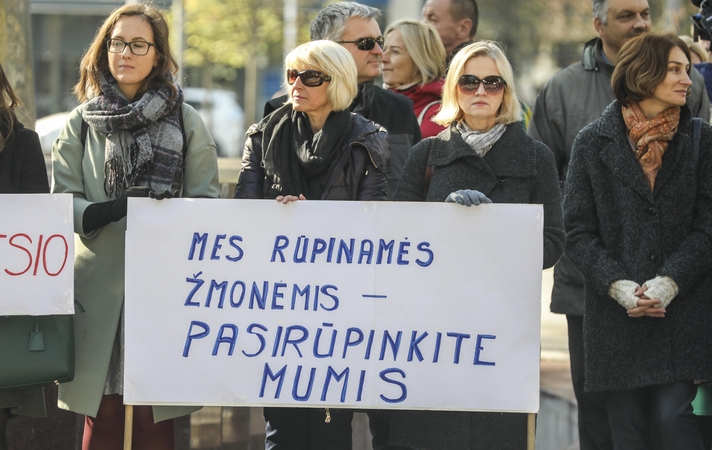 Mitinguoja socialiniai darbuotojai: už nesaugų darbą mokama per mažai