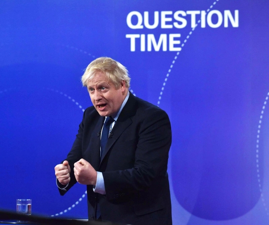 B. Johnsonas žada britams „ankstyvą kalėdinę dovaną“