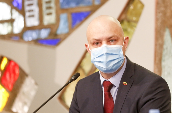 A. Veryga: lokalių karantinų įvedimas išspręs klausimą dėl priedų medikams