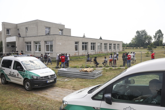 Ministras: kariuomenė prisidės prie migrantų apgyvendinimo vietų apsaugos
