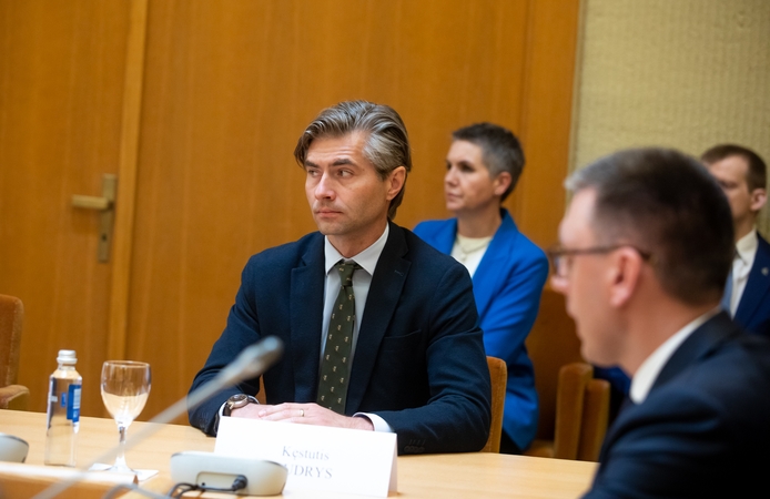 Prezidentūra: reikia apgailestauti, kad partijos nerado sutarimo dėl gynybos finansavimo dydžio