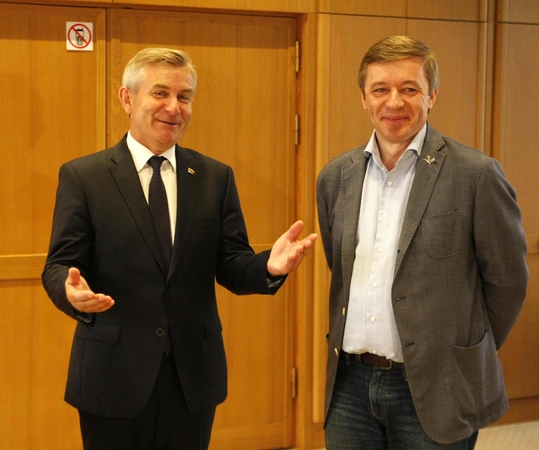 R. Karbauskis žada nebedelsti su kreipimusi į KT dėl V. Pranckiečio