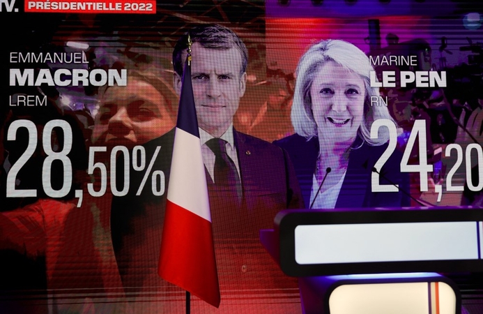 Pirmajame Prancūzijos prezidento rinkimų ture pirmauja E. Macronas ir M. Le Pen