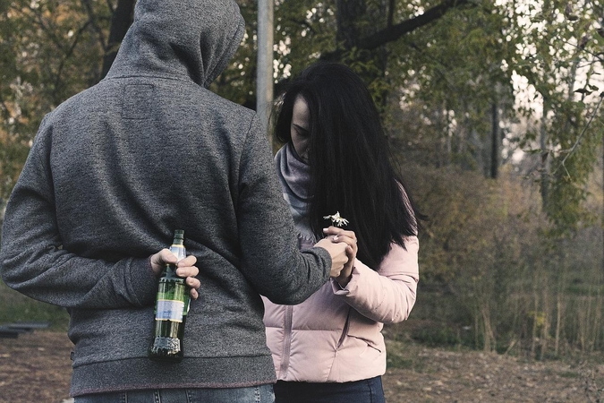 Priklausomiems nuo alkoholio žmonėms padės daugiau konsultantų