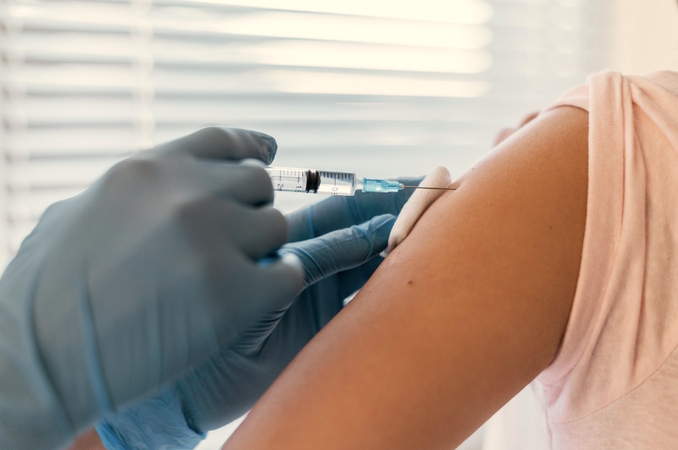 Ekspertai tarsis, ar vėlinti antrąjį „Pfizer-BioNTech“ skiepą
