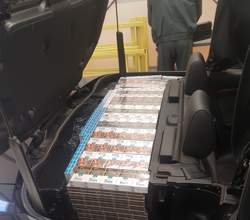 Cigarečių kontrabandą rusas gabeno kabrioletu