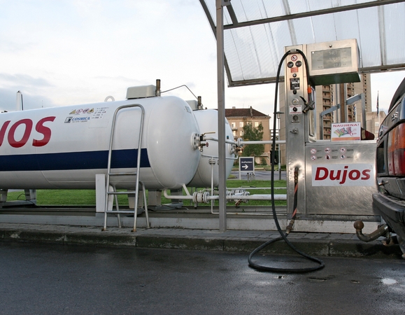 Degalinėje Vilniuje kilo gaisras: pildamas dujas apdegė vyras
