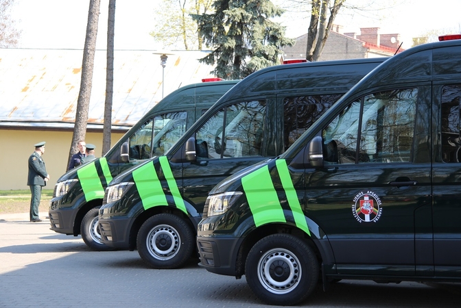 Tarnybiniams šunims pervežti pasieniečiai pirko naujus autobusiukus