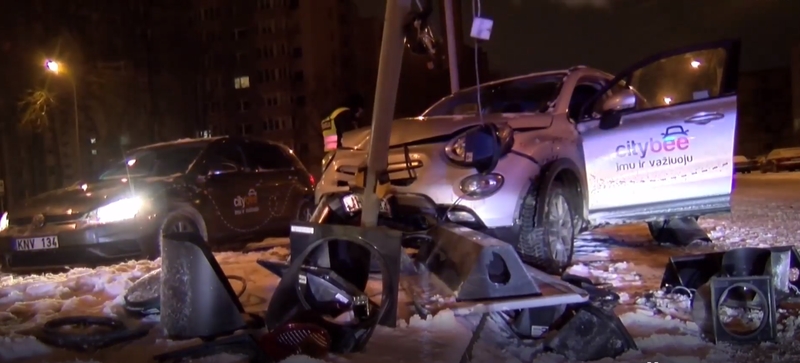 „CityBee“ fiatą vairavo keturiolikmetis: bėgo nuo policijos ir rėžėsi į šviesoforą