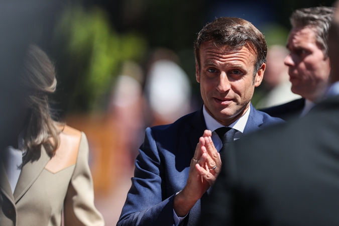 Apklausos: E. Macrono aljansas pirmauja parlamento rinkimuose, bet dauguma – neaiški