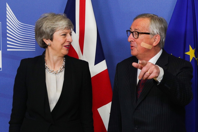 Ministrai ragina Th. May išsiderėti naują sutartį arba atidėti „Brexit“