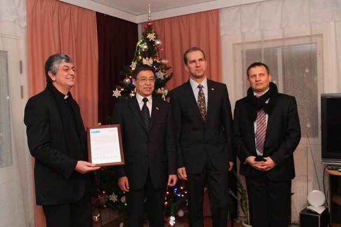 Užsienio diplomatai Vilniaus SOS vaikų kaimui paaukojo 24 tūkst. litų