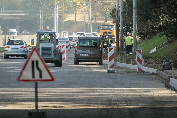 Laisvės prospekte pluša kelininkai: tiesiamas naujas asfaltas