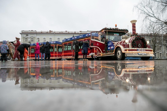 Vilnius skelbia švenčių pradžią – į gatves išriedėjo Kalėdų traukinukas