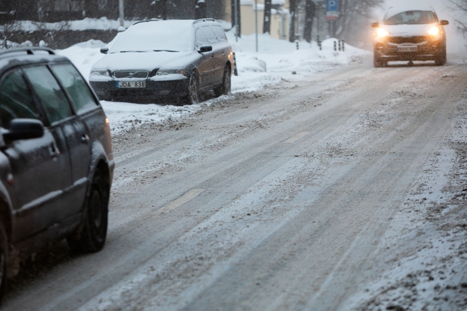 Rajoniniai keliai – provėžoti ir aplediję, naktį eismą sunkins plikledis