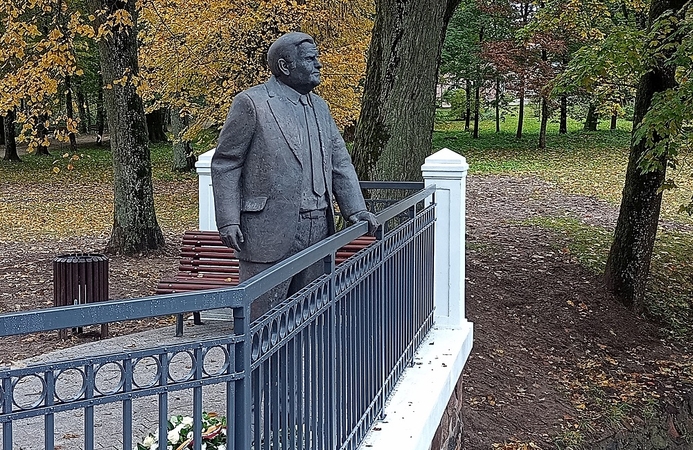 Atidengė: daug diskusijų dėl vietos parinkimo sukėlęs paminklas B. Lubiui jau puošia Plungės dvaro parko teritoriją.